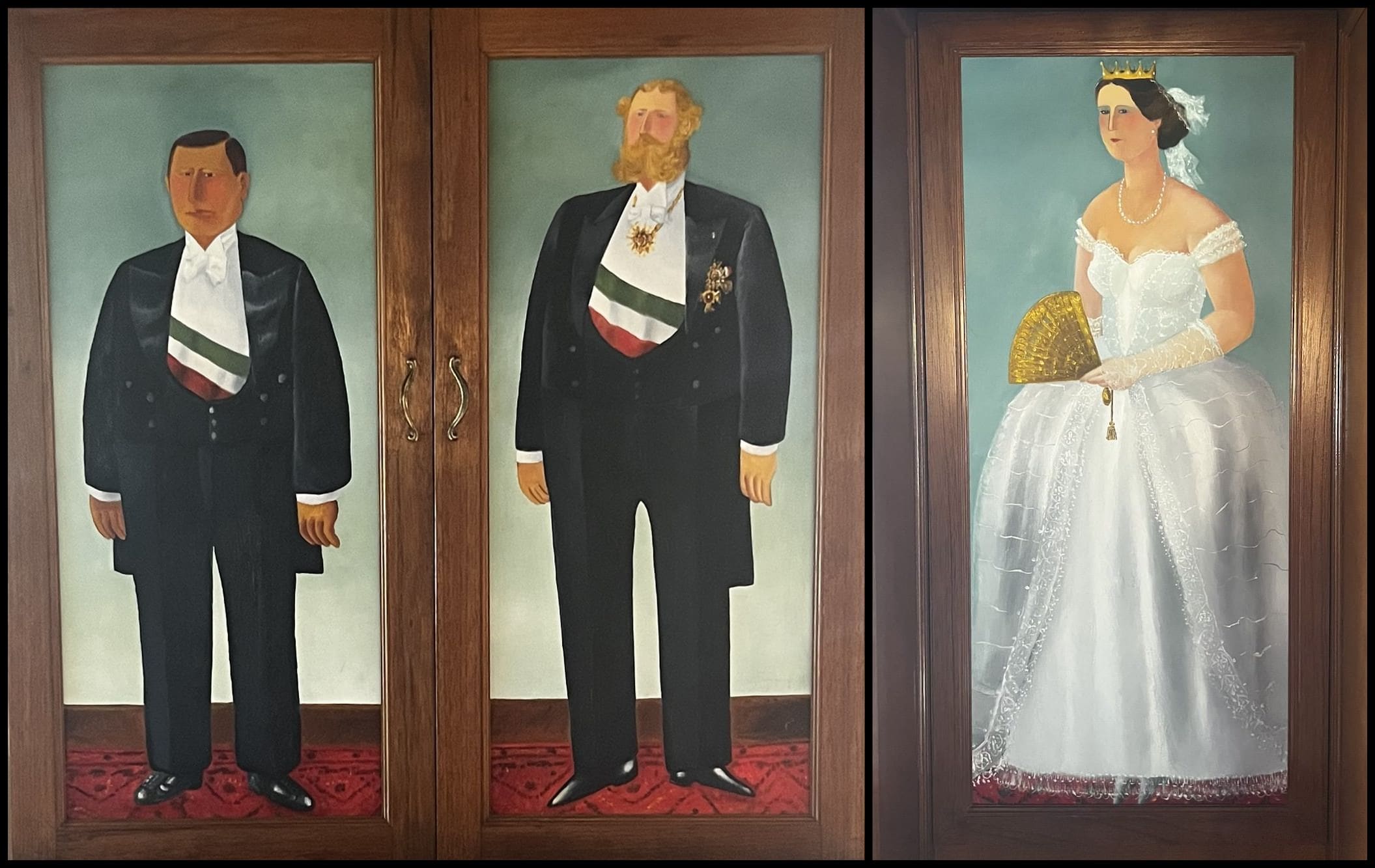 Armario con óleos de Benito Juárez, Maximiliano y Carlota, obra de Abel Quezada (1988)
