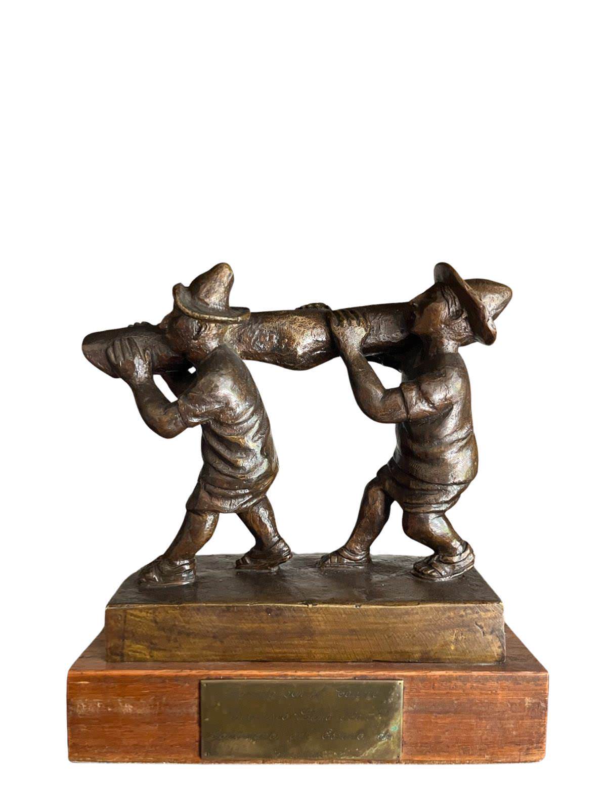 Cargando un Tronco, obra de Gottdiener (1975)